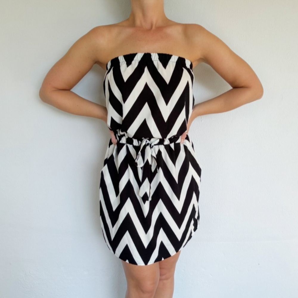 Windsor black white chevron strapless cinched waist pocket mini dress medium